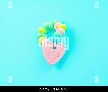 Ti amo, braccialetto Heart Candy, su sfondo blu Foto Stock