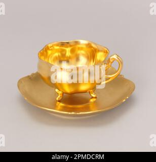 Healey Gold Cup and Saucer; prodotto da CHRYSO-Ceramics (Stati Uniti); decorato da Misses Healy, Emily Healey, Mary Healey (americano, 1852); USA; Porcellana dorata; piattino: A x diam.: 2,5 x 14 cm (1") x 5 1/2 poll.) Tazza: A x diam.: 6 x 9 cm (2 3/8 x 3 9/16 poll.) Foto Stock