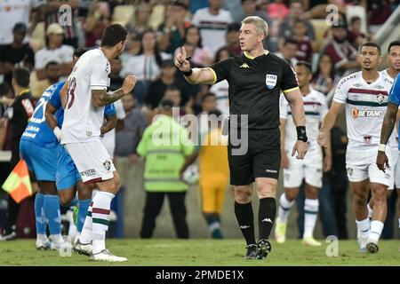 Rio de Janeiro, Brasile, 12th Apr, 2023. Nino di Fluminense si lamenta con l'arbitro Anderson Daronco, durante la partita tra Fluminense e Paysandu, per la Coppa del Brasile 2023, allo Stadio Maracana, a Rio de Janeiro il 12 aprile. Foto: Marcello Dias/DiaEsportivo/Alamy Live News Foto Stock