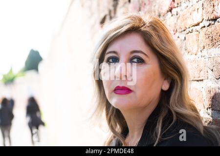 Donna pensosa di mezza età che guarda via. Foto Stock