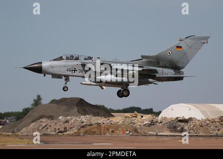 46+38, una Panavia Tornado ECR gestita dall'Aeronautica tedesca, che arriva a RAF Fairford in Gloucestershire, Inghilterra per partecipare al Royal International Air Tattoo 2022 (RIAT 2022).