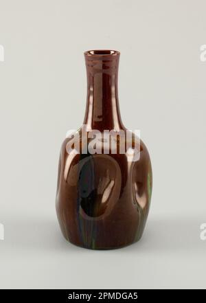 Vaso (Inghilterra); progettato da Christopher Dresser (scozzese, 1834 – 1904); prodotto da Linthorpe Pottery, Yorkshire (Regno Unito), Henry Tooth; terracotta smaltata; H: 24 x L: 12,20 Foto Stock