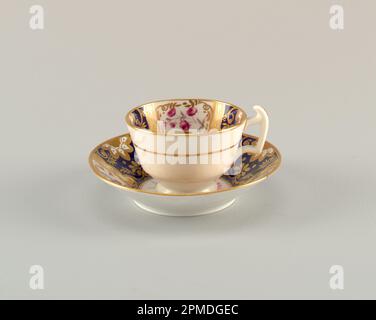 Tazza e piattino; possibilmente da Spode Ceramic Works; porcellana, smaltatura e doratura overglaze; tazza: 6,2 x 10,5 cm (2 7/16 x 4 1/8 in.) piattino: 14,3 x 3 cm (5 5/8 x 1 3/16 pollici) Foto Stock