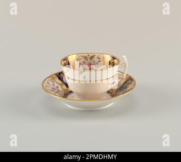 Tazza e piattino; possibilmente da Spode Ceramic Works; porcellana, smaltatura e doratura overglaze; tazza: 6,5 x 10 cm (2 9/16 x 3 15/16 in.) piattino: 14,2 x 3 cm (5 9/16 x 1 3/16 pollici) Foto Stock