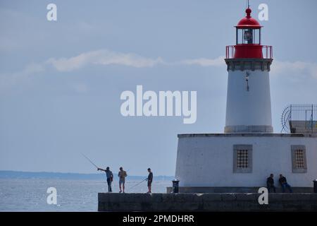 Madrid, Spagna. 10th Apr, 2023. La gente gode di pesca in un porto nell'isola di Ibiza delle isole Baleari, Spagna, 10 aprile 2023. Credit: Meng Dingbo/Xinhua/Alamy Live News Foto Stock