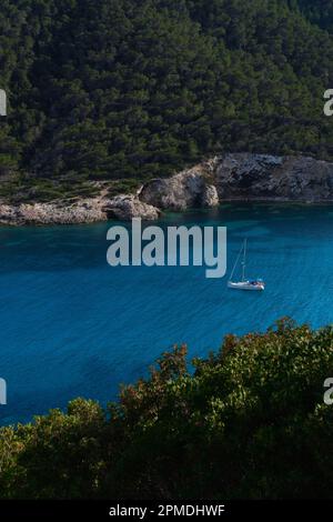 Madrid. 10th Apr, 2023. Questa foto scattata il 10 aprile 2023 mostra la Cala Llonga nell'isola di Ibiza delle Isole Baleari, Spagna. Credit: Meng Dingbo/Xinhua/Alamy Live News Foto Stock