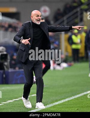 Milano, Italia. 12th Apr, 2023. Stefano Pioli, il capo allenatore di AC Milan, si mette in movimento durante il quarto incontro finale della UEFA Champions League tra AC Milan e Napoli a Milano, il 12 aprile 2023. Credit: Augusto Casasoli/Xinhua/Alamy Live News Foto Stock