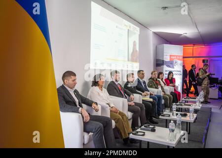 (Da sinistra) Oleg Samchuk, Direttore Generale del primo TMO di Lviv, Jacqueline A. Hart, Dottore di Medicina, Direttore del Centro Bassuk per le azioni e i giovani senza casa e vulnerabili, Maksym Dotsenko, Direttore Generale della Società della Croce Rossa dell'Ucraina, Oleksiy Solovyov, Vice Segretario della NSDC, Viktor Lyashko, Ministro della Salute sono di Ucraina. Yulia Laputina, Ministro degli Affari dei Veterani dell'Ucraina e Olena Kulchytska, consigliere del Ministro della Politica sociale dell'Ucraina, partecipano al Forum Internazionale di Riabilitazione. Il Forum Internazionale di Riabilitazione, sostenuto da Foto Stock