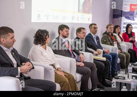 (Da sinistra) Oleg Samchuk, Direttore Generale del primo TMO di Lviv, Jacqueline A. Hart, Dottore di Medicina, Direttore del Centro Bassuk per le azioni e i giovani senza casa e vulnerabili, Maksym Dotsenko, Direttore Generale della Società della Croce Rossa dell'Ucraina, Oleksiy Solovyov, Vice Segretario della NSDC, Viktor Lyashko, Ministro della Salute sono di Ucraina. Yulia Laputina, Ministro degli Affari dei Veterani dell'Ucraina e Olena Kulchytska, consigliere del Ministro della Politica sociale dell'Ucraina, partecipano al Forum Internazionale di Riabilitazione. Il Forum Internazionale di Riabilitazione, sostenuto da Foto Stock