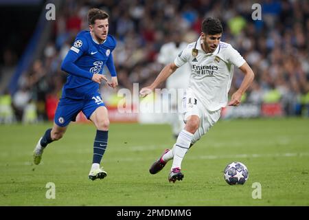 Madrid, Spagna. 12th Apr, 2023. Marco Asensio (R) del Real Madrid si presenta con il Mason Mount di Chelsea durante il quarto incontro di prima tappa della UEFA Champions League tra il Real Madrid e il Chelsea FC a Madrid, in Spagna, il 12 aprile 2023. Credit: Meng Dingbo/Xinhua/Alamy Live News Foto Stock