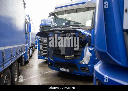 Weiterstadt, Germania. 12th Apr, 2023. Il bucato si asciuga su un camion durante uno sciopero da parte dei camionisti di un'azienda logistica polacca nell'area di servizio di Gräfenhausen West. I conducenti di veicoli industriali esigono salari eccezionali dal proprio datore di lavoro. (A dpa-KORR 'il contratto è un contratto - gli autisti straordinari vogliono vedere i soldi per il lavoro') Credit: Sebastian Christoph Gollnow/dpa/Alamy Live News Foto Stock