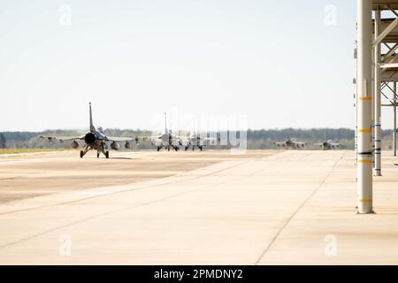 STATI UNITI Air Force F-16C Fighting Falcons assegnato agli Stati Uniti Air Force 20th Fighter Wing (FW) in taxi lungo la pista prima di dirigersi verso Red Flag-Nellis (RF-N) 23-2 presso la base dell'aeronautica militare di Shaw, S.C., 8 marzo 2023. Esercitazione RF-N 23-2 ha ospitato gli aerei del 20th FW per partecipare a un ambiente di formazione stimolante e dinamico, consentendo ai piloti di affinare ulteriormente le loro capacità di combattimento in difesa degli Stati Uniti e dei suoi alleati. (STATI UNITI Foto dell'aeronautica di Airman 1st Class Steven Cardo) Foto Stock