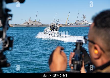 STAZIONE NAVALE ROTA, Spagna (5th aprile 2023) Master-at-Arms 1st Classe Billy Pesante, un marinaio assegnato al dipartimento di sicurezza della Stazione Navale (NAVSTA) Rota, Spagna, spara munizioni di addestramento da una carabina M4 ad una barca di pattuglia terroristica simulata del porto durante un esercizio di addestramento antiterrorismo 5 aprile 2023. NAVSTA Rota è la "porta del Mediterraneo" e fornisce a U.S, NATO e forze alleate un centro strategico per le operazioni in Europa, Africa e Medio Oriente. NAVSTA Rota è un moltiplicatore di forza, capace di schierare e sostenere prontamente forze pronte al combattimento attraverso terra, aria e mare, enablin Foto Stock