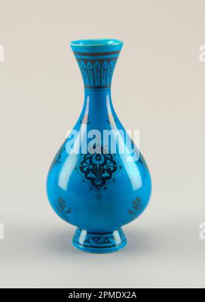 Vaso (Inghilterra); possibilmente da Minton's Art Pottery Studio; attribuito a Christopher Dresser (scozzese, 1834 – 1904); prodotto da Minton Ceramics Manufactory; porcellana smaltata; diametro 24,3h x 12 cm (9 9/16 x 4 3/4 pollici) Foto Stock