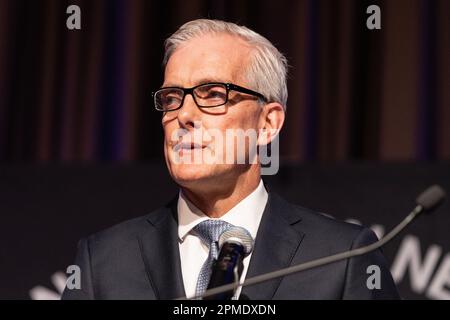 Denis McDonough, Segretario del Dipartimento degli Affari dei Veterani degli Stati Uniti, parla durante la Convention del Nan 2023 allo Sheraton Times Square a New York il 12 aprile 2023 Foto Stock