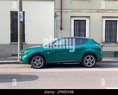 Cremona, Italia - Aprile 2023 Alfa Romeo Tonale Edizione Speciale SUV parcheggiato in strada Foto Stock