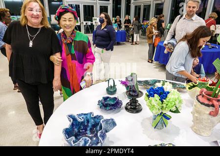 Miami Beach Florida, centro Unidad Senior Center, istruzione per adulti ceramiche arte artisti artisti artista studente galleria mostra, uomo uomini maschio, donna donna donna signora Foto Stock
