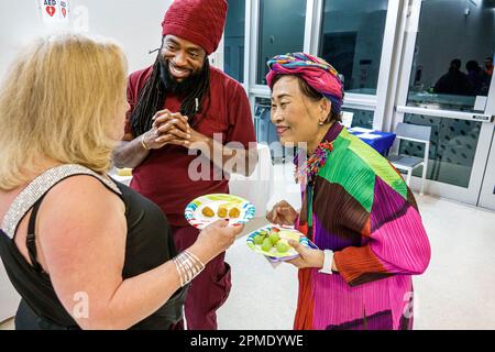 Miami Beach Florida, centro Unidad Senior Center, istruzione per adulti ceramiche arte artisti mostra galleria studenti, uomo uomo uomo maschio, donna donna donna donna donna donna donna donna donna Foto Stock