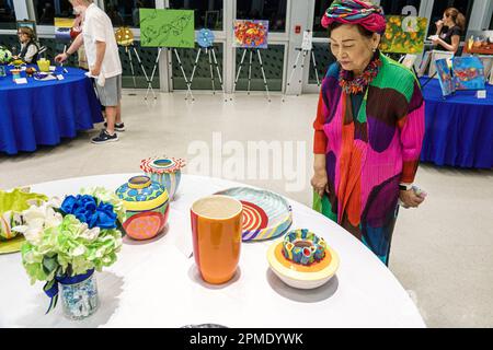 Miami Beach Florida, centro Unidad Senior Center, educazione per adulti ceramica arte artisti mostra galleria studenti, donna donna donna donna donna donna donna donna donna donna donna donna, adulti Foto Stock