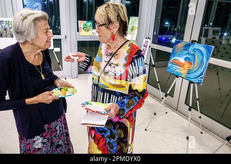 Miami Beach Florida, centro Unidad Senior Center, educazione per adulti ceramica arte artisti mostra galleria studenti, donna donna donna donna donna donna donna donna donna donna donna donna, adulti Foto Stock