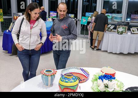 Miami Beach Florida, centro Unidad Senior Center, istruzione per adulti ceramiche arte artisti mostra galleria studenti, uomo uomo uomo maschio, donna donna donna donna donna donna donna donna donna Foto Stock