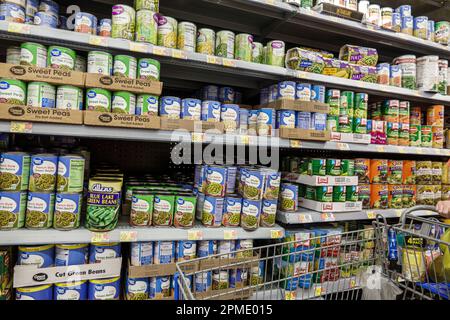 Miami Florida Hallandale Beach, Walmart Supercenter sconto grande scatola reparto, grande valore generico casa marchio lattine in scatola di merci verdure, stor negozio Foto Stock