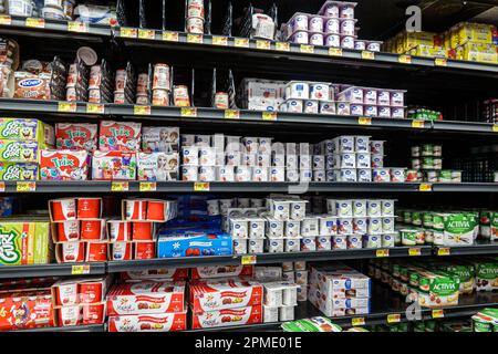 Miami Florida Hallandale Beach, Walmart Supercenter sconto grande scatola reparto, Yoplait grande valore Activa Trix yogurt, negozi business bu Foto Stock