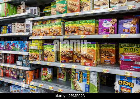 Miami Florida Hallandale Beach, Walmart Supercenter sconto grande scatola reparto, Nature Valley Grande valore Quaker scatole bars muesli, negozi busine Foto Stock