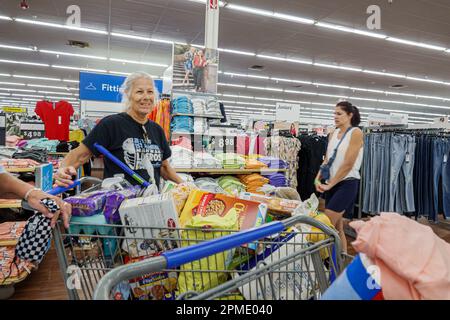 Miami Florida Hallandale Beach, Walmart Supercenter sconto grande scatola reparto, clienti in attesa di checkout coda carrello completo, negozi bu Foto Stock