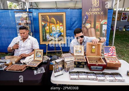 Miami Beach Florida, Miami Beach Live Carnaval Experience, Spring Break Breakers, sigaro fumatori società rappresentanti promotori fornitori, Cuban Romance b Foto Stock