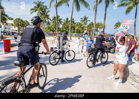 Miami Beach Florida, Miami Beach Live Carnaval Experience, Lummus Park, poliziotto poliziotto poliziotto pattugliamento, uomo uomini maschio, donna donna donna donna donna donna donna donna donna, adul adulto Foto Stock