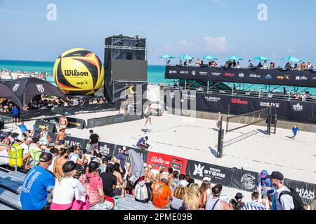 Miami Beach Florida,Miami Beach Live Carnaval Experience,Spring Break Breakers,torneo di pallavolo giocatori che giocano una partita,tifosi spettatori che guardano Foto Stock