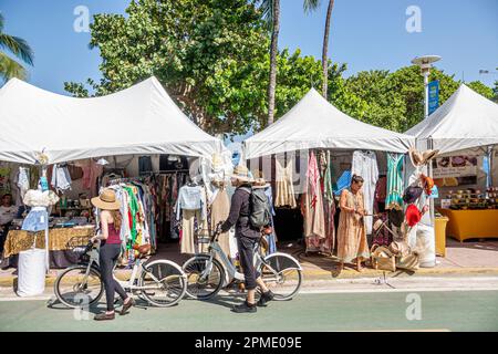 Miami Beach Florida, Miami Beach Live Ocean Drive, Carnevale esperienza, belle arti artisti festival tende, uomo uomo maschio, donna donna donna donna donna donna donna donna donna, adulto Foto Stock