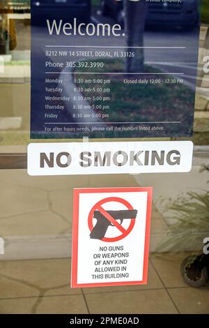 Miami Doral Florida, quartiere magazzino non fumatori armi pistole, all'esterno, edifici, ingresso frontale, cartello con le informazioni Foto Stock