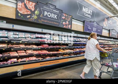 Miami Florida Doral, Walmart Supercenter sconto grande scatola reparto, carne di maiale carni refrigerate, negozi business negozi negozi, negozi, mercante Foto Stock