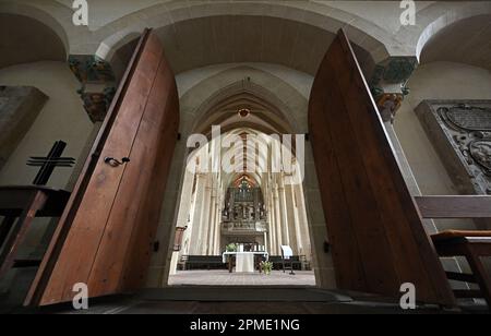 Erfurt, Germania. 12th Apr, 2023. La navata nella Predigerkirche. Il 15 aprile 2023 si terrà nella Predigerkirche un rave techno sotto il motto "Rave Like God". La festa di ballo è prevista insieme alla gioventù protestante e al nightclub 'Kalif Storch'. Soprattutto i giovani sono da raggiungere, che altrimenti difficilmente hanno un legame con la chiesa. Oltre alla tariffa d'ingresso, i visitatori devono fare una donazione di cibo per la banca di cibo di Erfurt all'ingresso. Credit: Martin Schutt/dpa/Alamy Live News Foto Stock