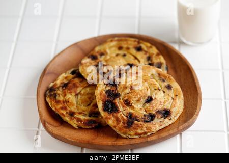 Roti Canai Coklat o Roti Maryam Cokleat, pane al cioccolato Canai, pane piatto di influenza indiana con aggiunta di patatine al cioccolato. Foto Stock