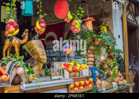 Locale negozio di succhi freschi look rustico sulla strada con agrumi e melograni Foto Stock