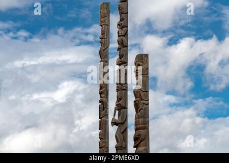 Prima nazione totem poli dei nativi Gitxsan in Gitanyow o Kitwancool, British Columbia, Canada. Foto Stock