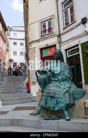 Coimbra, Portogallo. 31st Mar, 2023. La statua 'Tricana de Coimbra' si trova nel centro storico. Credit: Viola Lopes/dpa/Alamy Live News Foto Stock