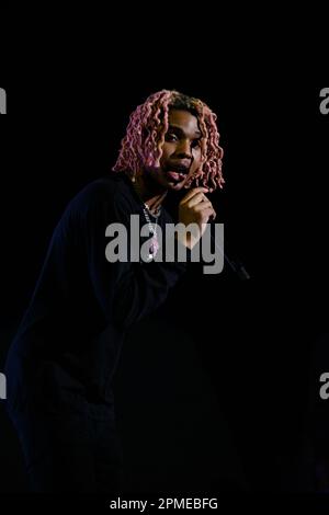 Atlanta Rapper SoFaygo esibirsi sul palco alla Scotiabank Arena di Toronto con capelli rosa, un orologio a diamante, medaglione gioiello e un tatuaggio con collo Topolino Foto Stock