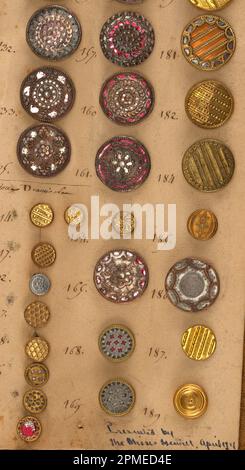 Bottone (Francia); carta, foglio metallico, filo, paillette Foto Stock