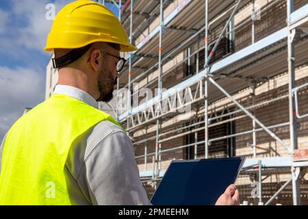 Immagine simbolo: Architetto di fronte ad un edificio in costruzione (modello rilasciato) Foto Stock