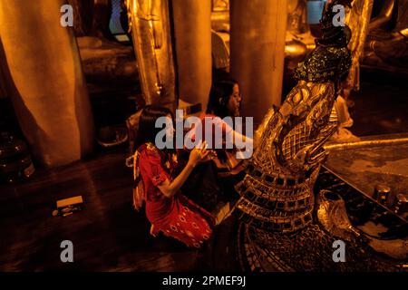 Yangon, Myanmar. 13th Apr, 2023. La gente prega alla Pagoda di Shewdagon a Yangon davanti a Thingyan, la Celebrazione di Capodanno birmana, dal 13 al 15 aprile. Il 1 febbraio 2021, il governo della giunta militare (Tatmadaw) ha preso il potere con il colpo di stato, incarcerando il governo della NLD (Lega Nazionale per la democrazia) democraticamente eletto e gettando il paese in una crisi umanitaria in corso, descritta da molti come una guerra civile o il credito insurreante del popolo: Matt Hunt/Neato/Alamy Live News Foto Stock