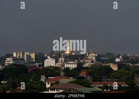 Yangon, Myanmar. 13th Apr, 2023. Una visione generale della Pagoda di Shwedagon a Yangon davanti a Thingyan, la celebrazione del nuovo anno birmano, dal 13 al 15 aprile. Il 1 febbraio 2021, il governo della giunta militare (Tatmadaw) ha preso il potere con il colpo di stato, incarcerando il governo della NLD (Lega Nazionale per la democrazia) democraticamente eletto e gettando il paese in una crisi umanitaria in corso, descritta da molti come una guerra civile o il credito insurreante del popolo: Matt Hunt/Neato/Alamy Live News Foto Stock