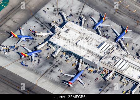 Los Angeles, Stati Uniti – 4 novembre 2022: Foto aerea degli aerei Boeing 737 di Southwest Airlines all'aeroporto di Los Angeles (LAX) negli Stati Uniti. Foto Stock