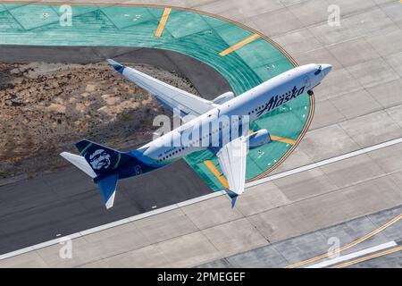 Los Angeles, Stati Uniti – 4 novembre 2022: Alaska Airlines Boeing 737-800 fotografia aerea all'aeroporto di Los Angeles (LAX) negli Stati Uniti. Foto Stock