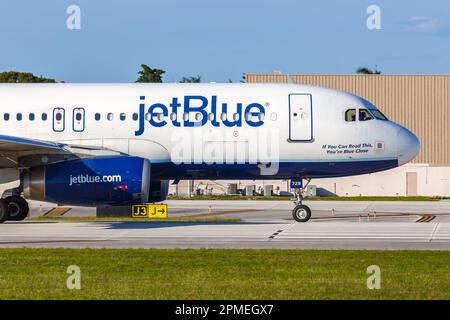 Fort Lauderdale, Stati Uniti – 14 novembre 2022: Aereo JetBlue Airbus A320 all'aeroporto di Fort Lauderdale (FLL) negli Stati Uniti. Foto Stock