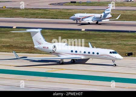 Dallas, Stati Uniti – 12 novembre 2022: Aerei privati a getto Gulfstream e Dassault Falcon all'aeroporto Love Field di Dallas (DAL) nello Stat degli Stati Uniti Foto Stock