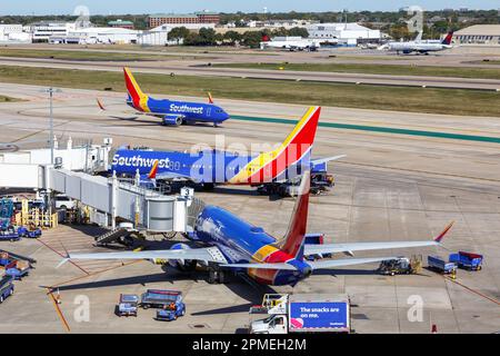 Dallas, Stati Uniti – 12 novembre 2022: Aerei Boeing 737 della Southwest Airlines all'aeroporto Love Field di Dallas (DAL) negli Stati Uniti. Foto Stock